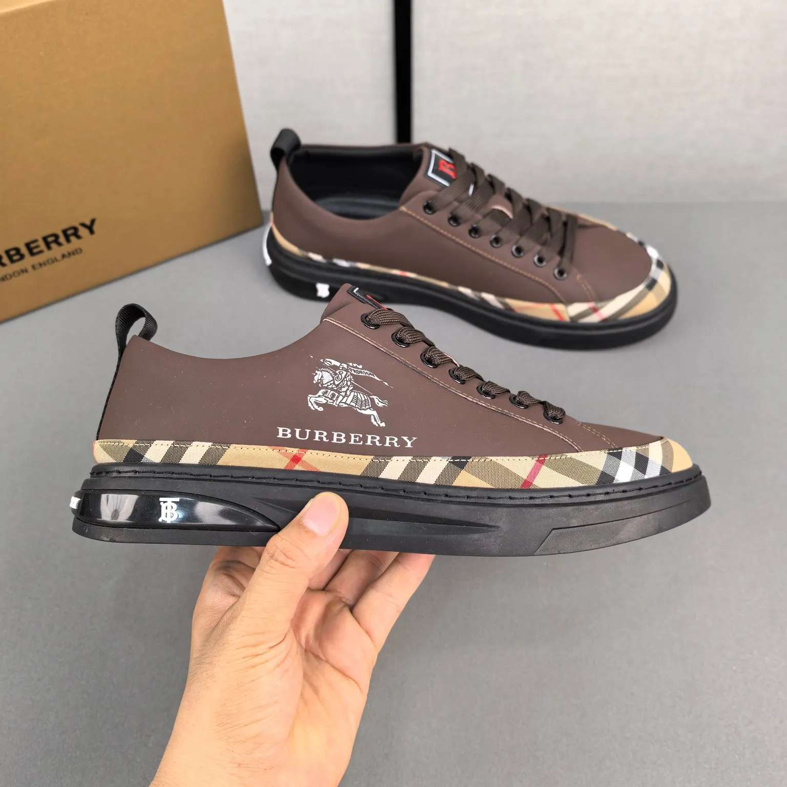 Burberry [Burberry] men's shoes 💰400💰. Fashionable sports and casual shoes, the upper is made of first-layer cowhide with plaid material, first-layer pigskin lining, and rubber outsole. Men's size 38-44.